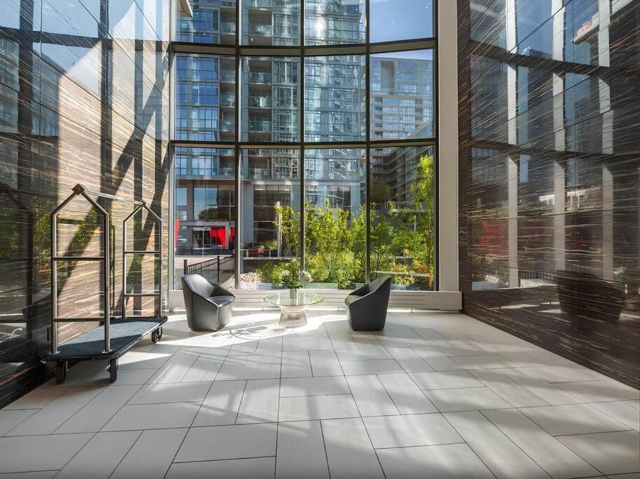 Lush Condo By Cntower - Free Parking Toronto Exterior foto