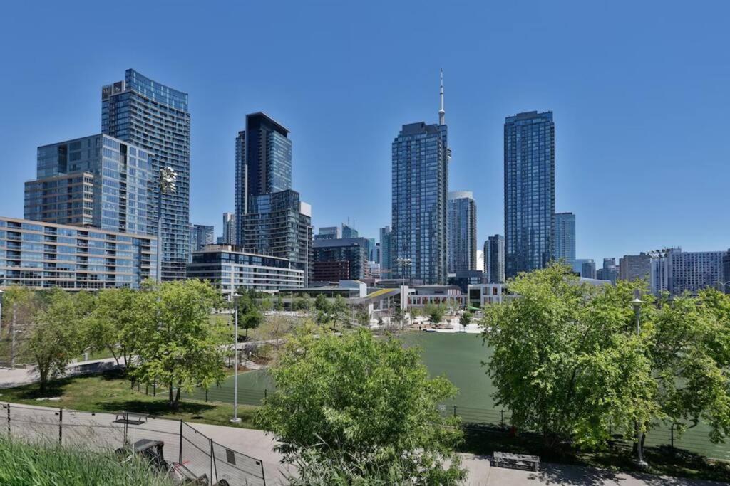 Lush Condo By Cntower - Free Parking Toronto Exterior foto